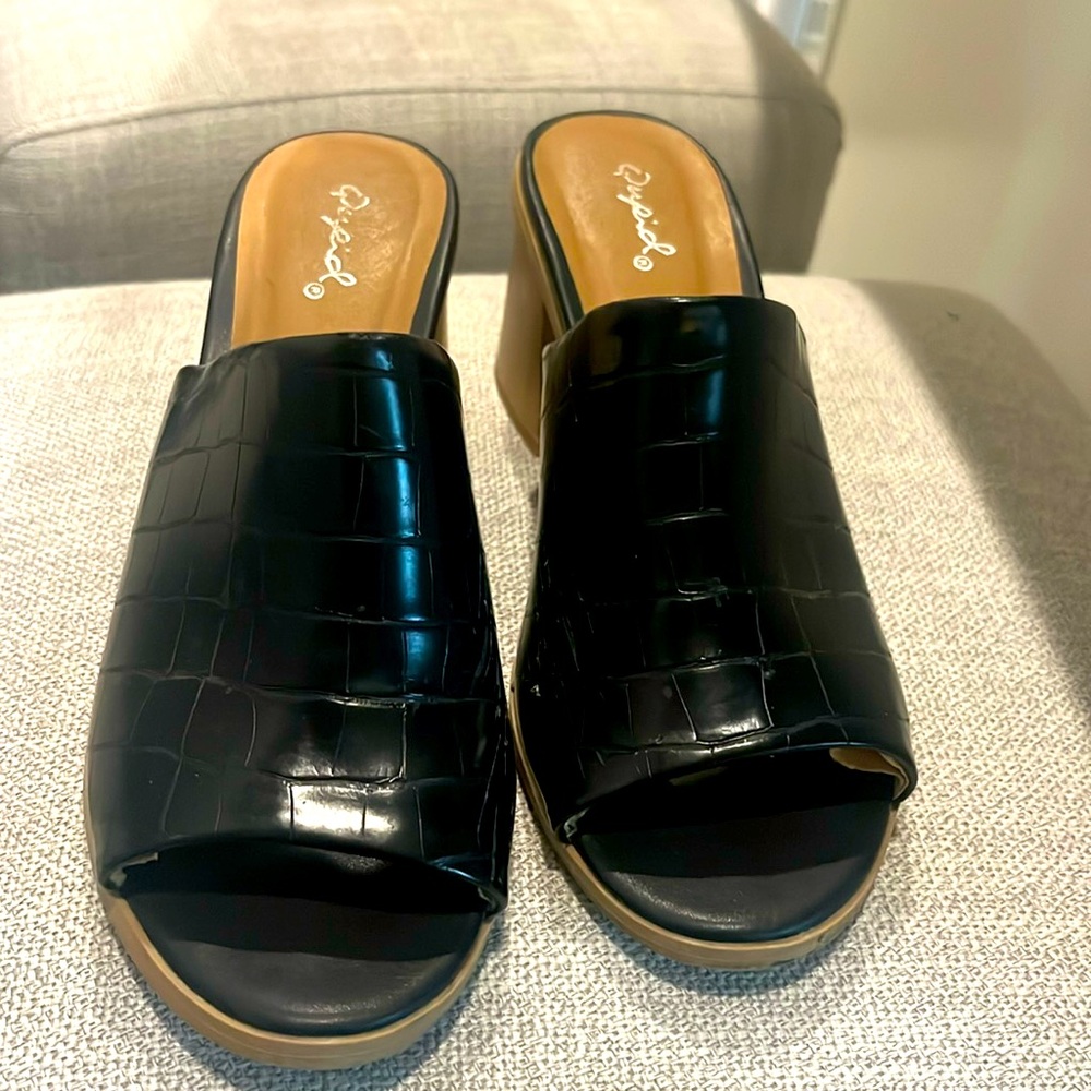 Black platform sandals with crocodile pattern size 7